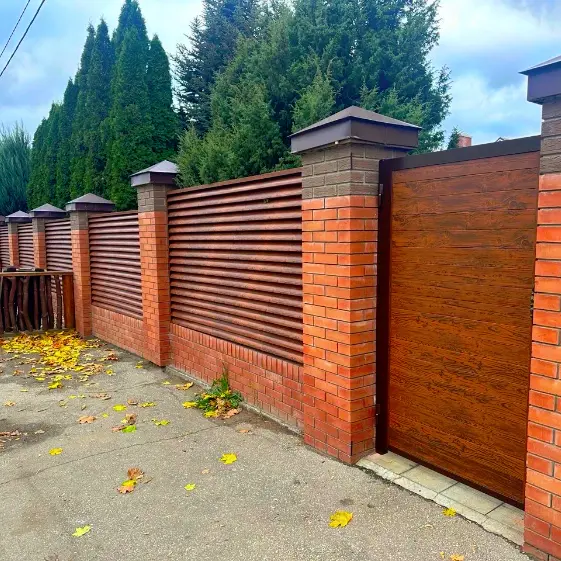 Забор Еврожалюзи Темный Дуб 3D с калиткой из металлопланкена
